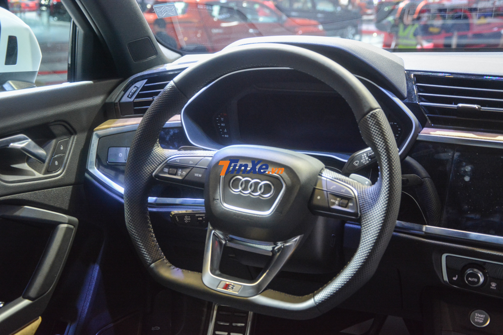 Những t&iacute;nh năng như Apple CarPlay v&agrave; Android Auto đều được trang bị ti&ecirc;u chuẩn cho Audi Q3 2019, tương tự 2 cổng USB tr&ecirc;n h&agrave;ng ghế trước