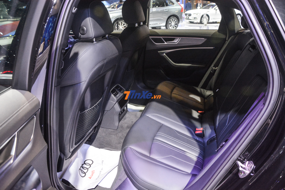 H&agrave;ng ghế sau của Audi A6 thế hệ thứ 5 được trưng b&agrave;y tại triển l&atilde;m &ocirc; t&ocirc; Việt Nam 2019