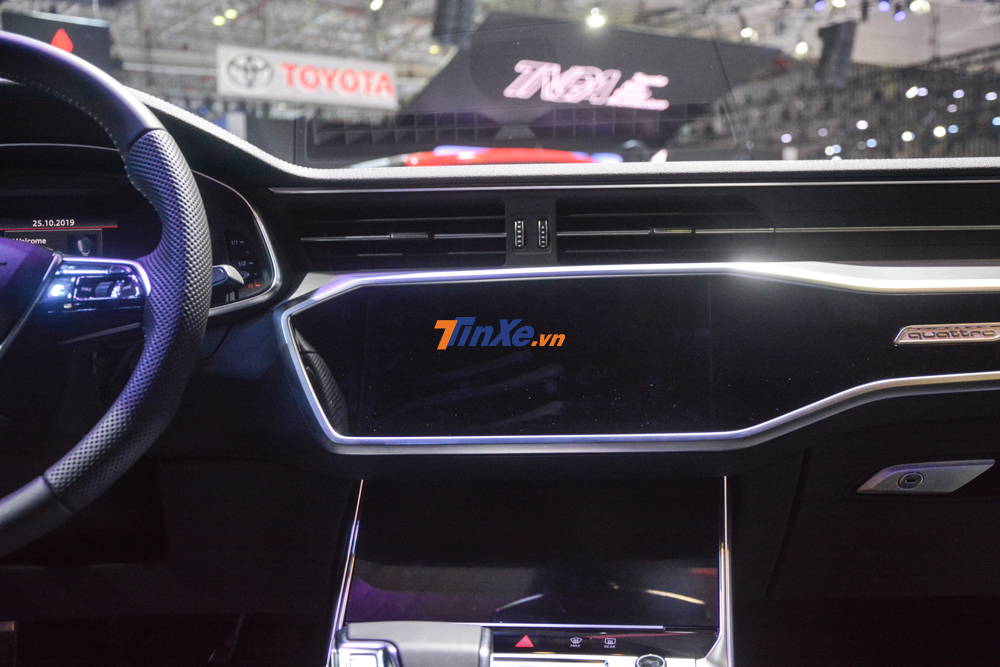 Mẫu sedan hạng sang tầm trung Audi A6 thế hệ thứ 5 c&ograve;n c&oacute; trang bị m&agrave;n h&igrave;nh 10.1 inch quản l&yacute; th&ocirc;ng tin giải tr&iacute; ở tr&ecirc;n v&agrave; m&agrave;n h&igrave;nh 8.6 inch ph&iacute;a dưới quản l&yacute; c&aacute;c chức năng tiện &iacute;ch như điều h&ograve;a, nhập liệu văn bản