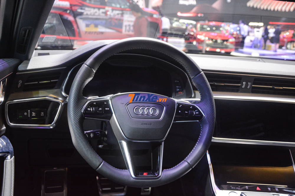 V&ocirc; lăng Audi A6 thế hệ thứ 5 l&agrave; loại 3 chấu thể thao t&iacute;ch hợp nhiều n&uacute;t bấm điều chỉnh kh&aacute; tiện lợi cho t&agrave;i xế đi c&ugrave;ng với bảng t&iacute;n hiệu đồng hồ kỹ thuật số c&oacute; m&agrave;n h&igrave;nh lớn dễ d&agrave;ng quan s&aacute;t c&aacute;c th&ocirc;ng số.
