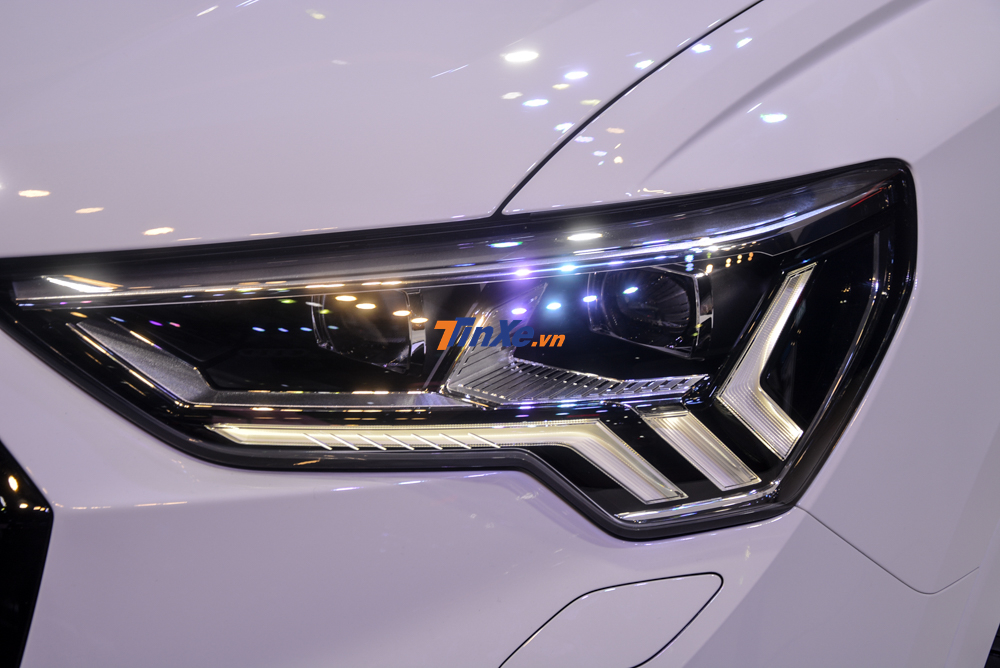 Điểm thu h&uacute;t đầu ti&ecirc;n của Audi Q3 thế hệ mới ch&iacute;nh l&agrave; việc xe c&oacute; hệ thống đ&egrave;n chiếu s&aacute;ng mới, sử dụng c&ocirc;ng nghệ LED