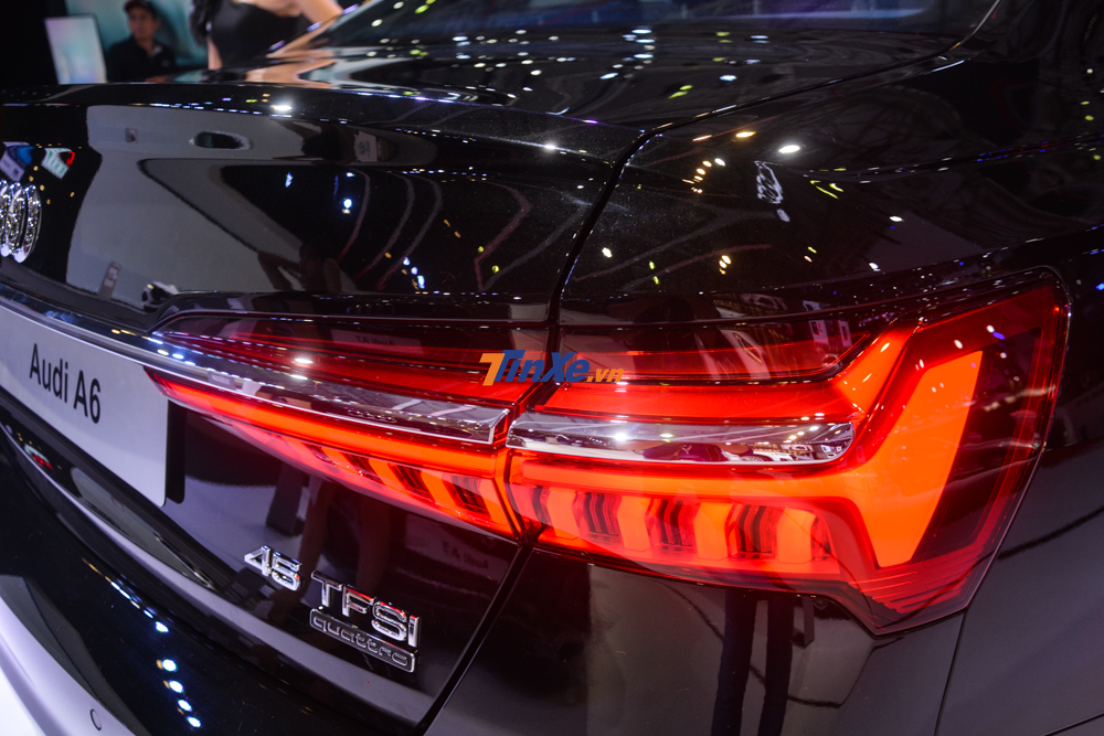 Cận cảnh đ&egrave;n hậu ho&agrave;n to&agrave;n mới của Audi A6 2019 c&oacute; t&iacute;ch hợp th&ecirc;m một thanh nẹp mạ cr&ocirc;m