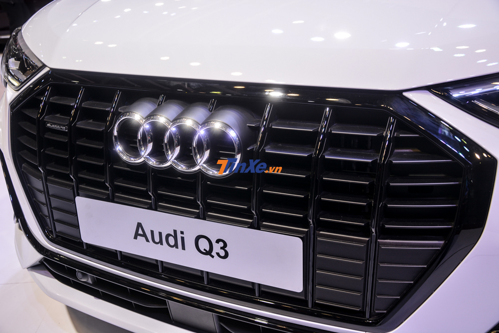 Audi Q3 thế hệ mới c&oacute; nhiều chi tiết thiết kế giống với Audi Q8. Đầu ti&ecirc;n l&agrave; phần lưới tản nhiệt trước với c&aacute;c thanh nằm dọc