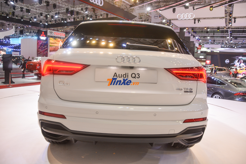 Dung nhan Audi Q3 thế hệ thứ hai tại triển l&atilde;m VMS 2019 nh&igrave;n từ ph&iacute;a đu&ocirc;i xe