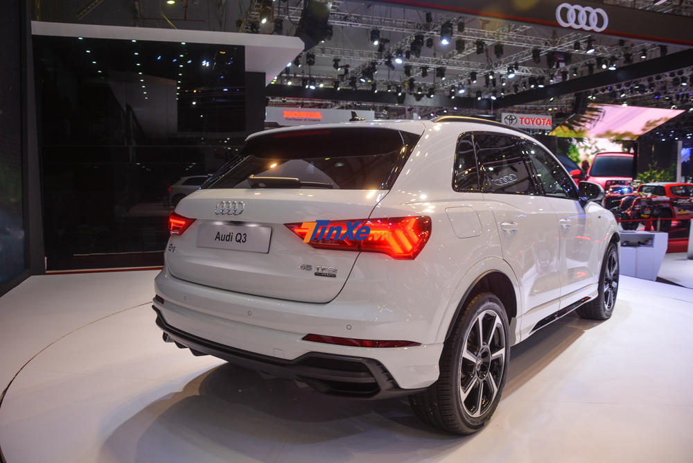 Những th&ocirc;ng số mới ấn tượng n&agrave;y đ&atilde; gi&uacute;p cho Audi Q3 thế hệ mới c&oacute; khoảng duỗi ch&acirc;n d&agrave;nh cho h&agrave;nh kh&aacute;ch ph&iacute;a sau rộng hơn trong khi khoang h&agrave;nh l&yacute; vẫn c&oacute; thể t&iacute;ch 674 l&iacute;t