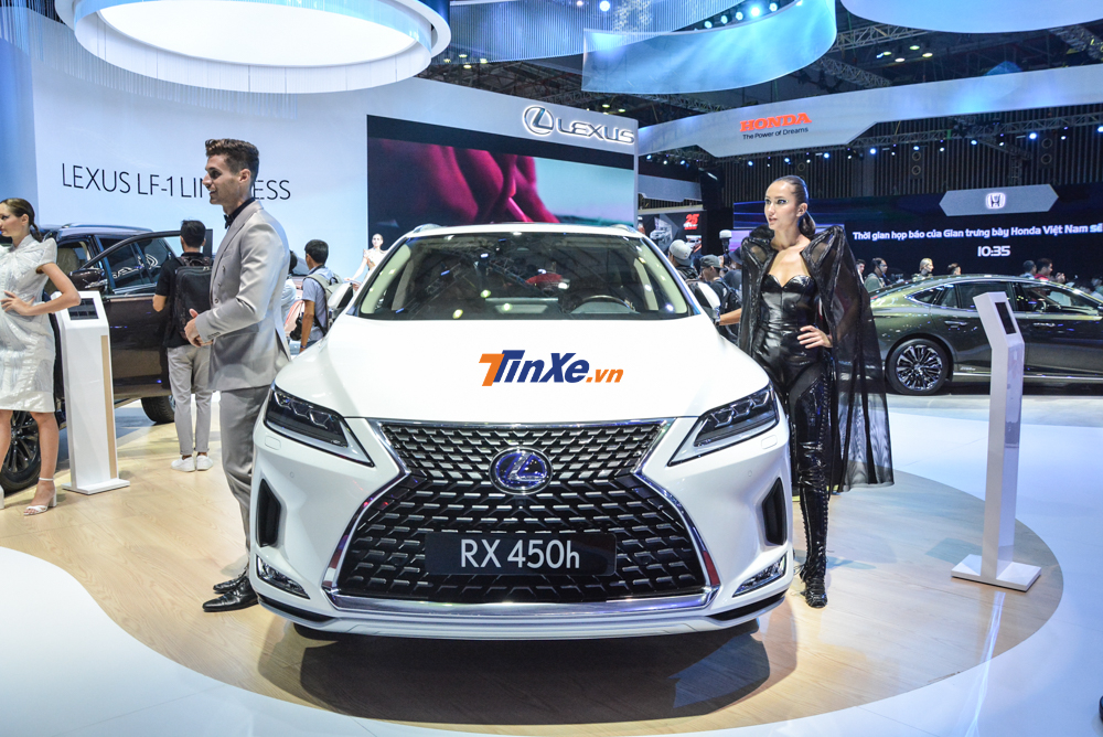 Lexus RX450h có phần đầu xe được cải tiến sắc sảo và mạnh mẽ hơn