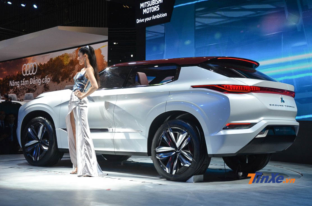 Mitsubishi GT-PHEV được trang bị hệ truyền động Plug-in Hybrid gồm động cơ xăng kết hợp với 3 mô-tơ điện, có dẫn động 4 bánh toàn thời gian