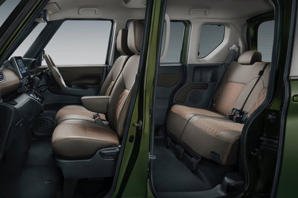 Lối ra vào cực rộng của Mitsubishi Super Height K-Wagon