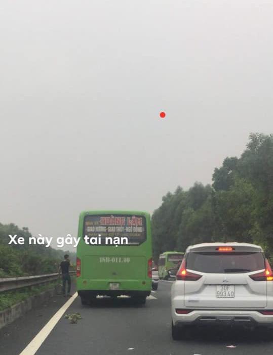 Chiếc &ocirc; t&ocirc; kh&aacute;ch t&ocirc;ng tr&uacute;ng cụ b&agrave; tr&ecirc;n cao tốc H&agrave; Nội - Ninh B&igrave;nh