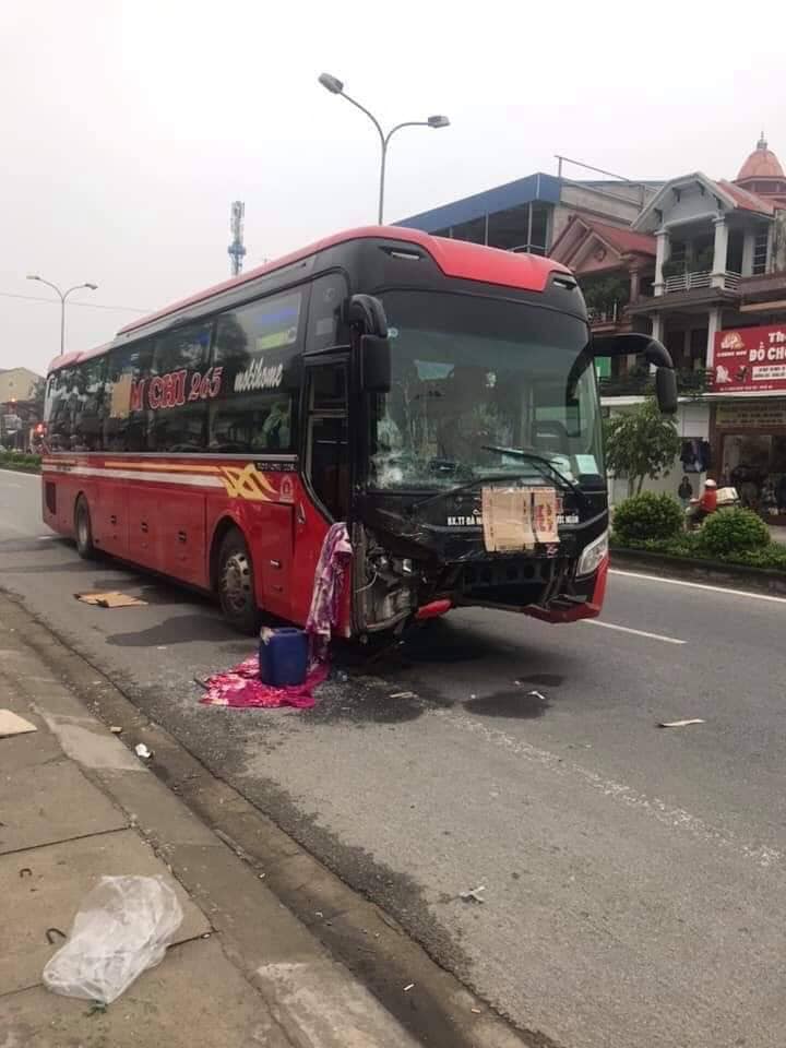 Chiếc ô tô khách cũng bị hư hỏng sau tai nạn
