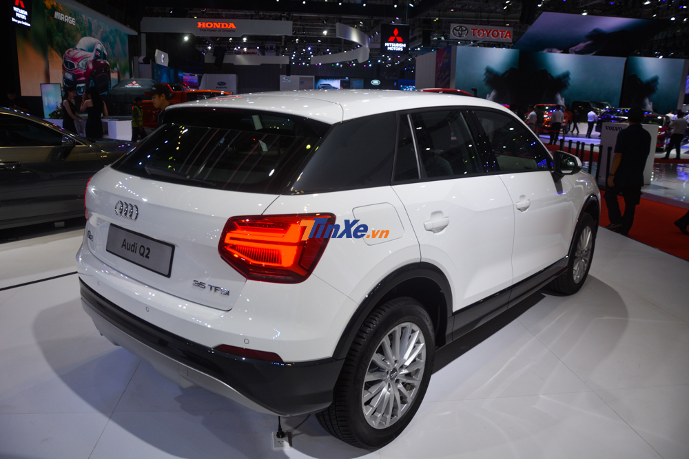 Audi Q2 30 TFSI dẫn động cầu trước kết hợp với hộp số tự động 7 cấp S tronic, nhờ đ&oacute;, mẫu xe n&agrave;y tăng tốc từ vị tr&iacute; xuất ph&aacute;t l&ecirc;n tới 100 km/h chỉ trong thời gian 10,3 gi&acirc;y trước khi đạt tốc độ tối đa 197 km/h