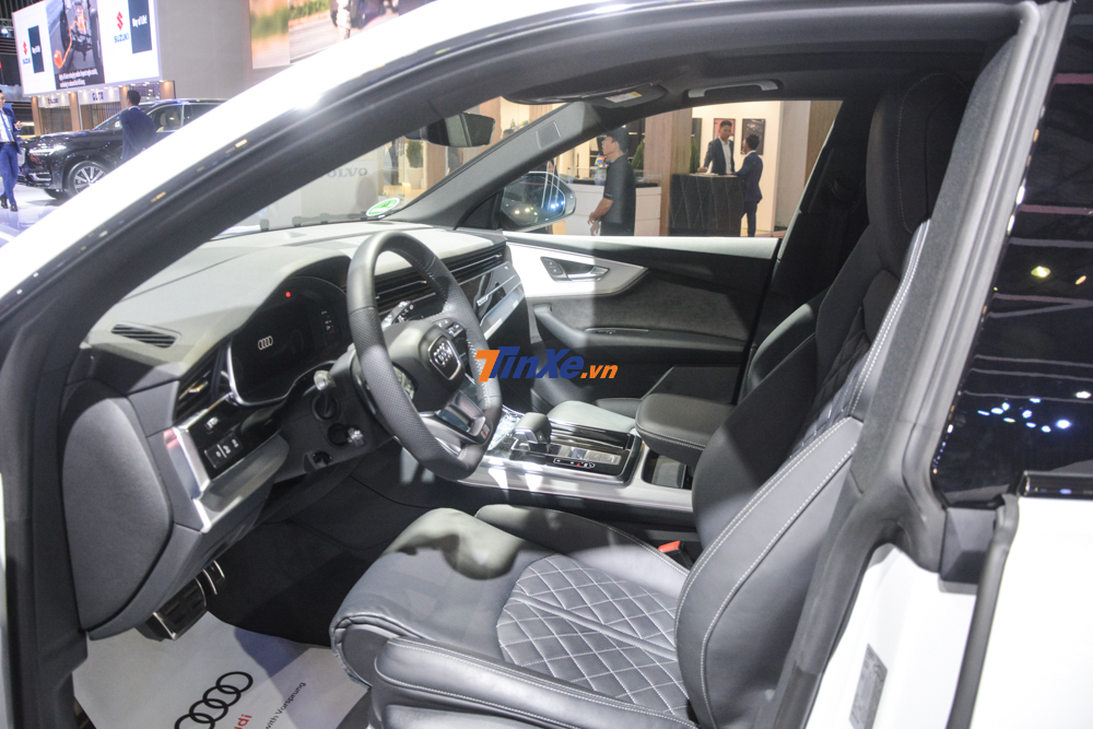 Tiến v&agrave;o b&ecirc;n trong khoang l&aacute;i, Audi Q8 2019 c&oacute; nội thất bọc da v&agrave; Alcantara, v&ocirc; lăng đ&aacute;y phẳng với nhiều chi tiết trang tr&iacute; bằng kim loại