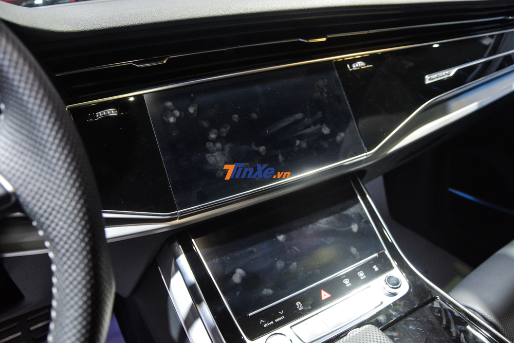 Hệ thống giải tr&iacute; nổi bật tr&ecirc;n Audi Q8 2019 bao gồm 2 m&agrave;n h&igrave;nh cảm ứng MMI với m&agrave;n h&igrave;nh 10,1 inch nằm tr&ecirc;n v&agrave; 8,6 inch nằm dưới