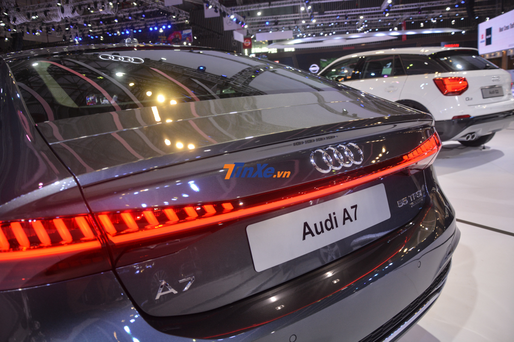 C&ograve;n đ&acirc;y l&agrave; dải đ&egrave;n OLED trải d&agrave;i hết đu&ocirc;i xe của Audi A7 55 TFSI quattro