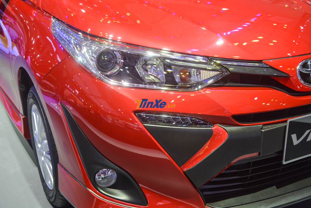 Chi tiết đầu tiên bộ body kit bổ sung cho Toyota Vios là 2 miếng ốp lưới tản nhiệt khiến mặt ca-lăng trước trở nên dày dặn hơn