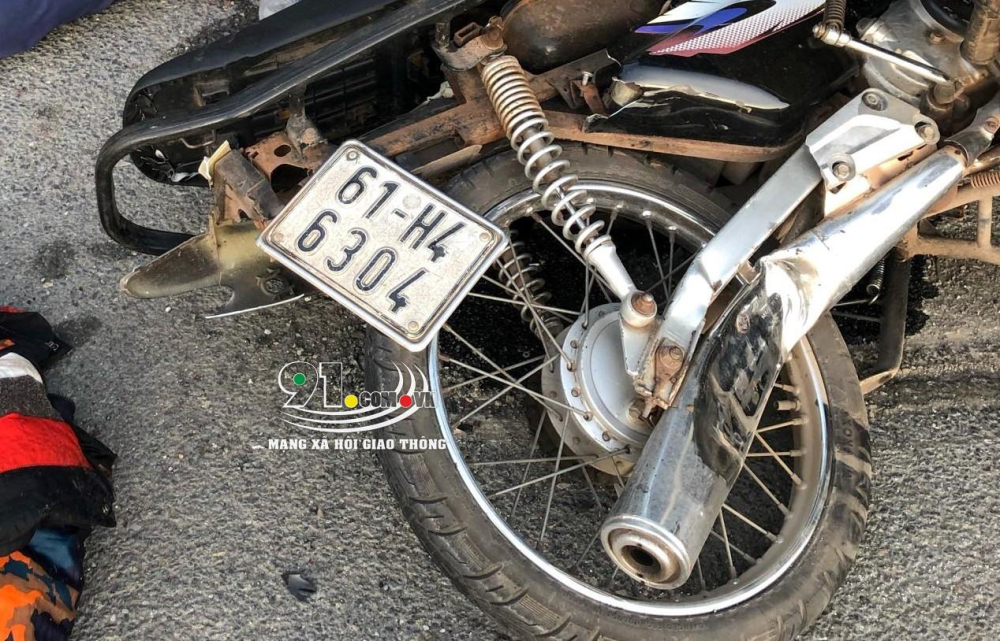 Chiếc xe m&aacute;y của nạn nh&acirc;n bị hư hỏng nặng