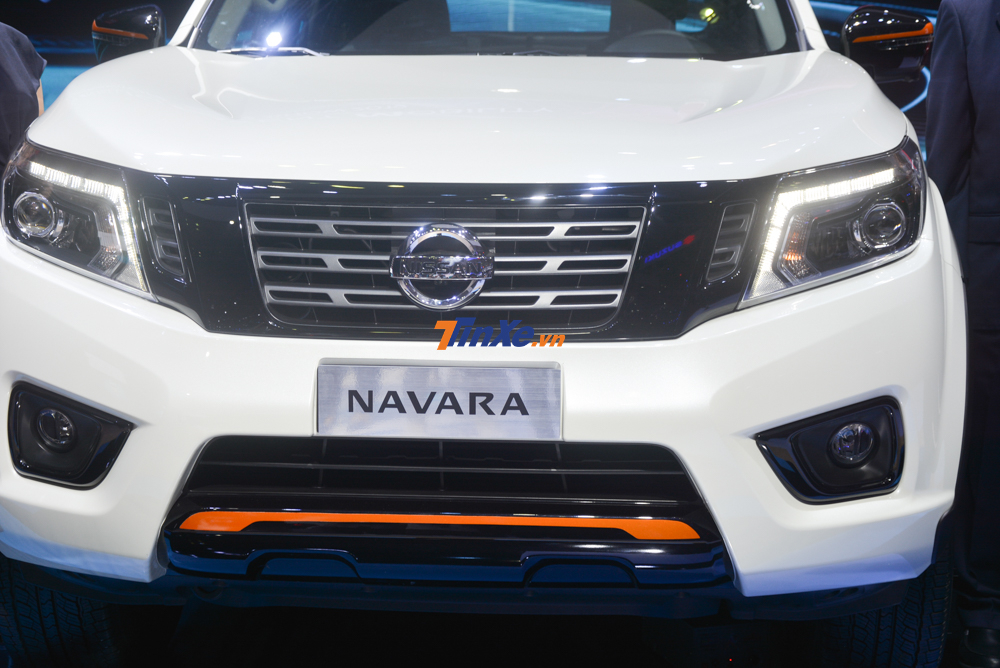 Điểm thay đổi đầu ti&ecirc;n của mẫu xe b&aacute;n tải Nissan Navara Black Edition ch&iacute;nh l&agrave; phần lưới tản nhiệt, hốc đ&egrave;n sương m&ugrave; ốp nhựa thay v&igrave; mạ cr&ocirc;m s&aacute;ng lo&aacute;ng nay đ&atilde; được sơn đen