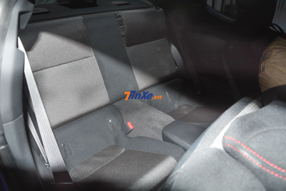 H&agrave;ng ghế ph&iacute;a sau tr&ecirc;n Subaru BRZ 2.0 2019 chỉ ph&ugrave; hợp cho người cao dưới 1m65