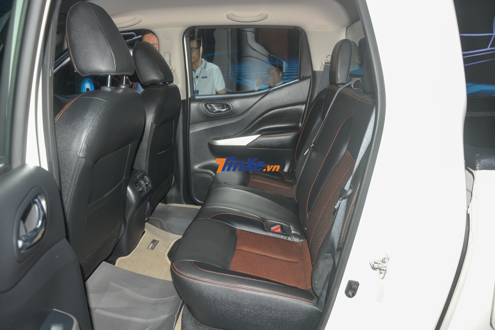 Cận cảnh h&agrave;ng ghế ph&iacute;a sau của Nissan Navara bản giới hạn