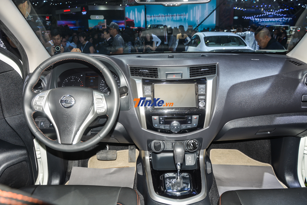 Tiếp đến l&agrave; phi&ecirc;n bản Nissan Navara Black Edition được trang bị đến tận 7 t&uacute;i kh&iacute; thay v&igrave; 2 t&uacute;i kh&iacute; như c&aacute;c phi&ecirc;n bản trước đ&oacute;