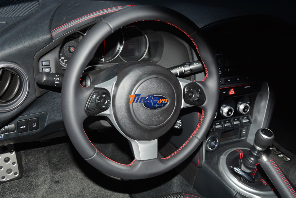 V&ocirc;-lăng Subaru BRZ 2.0 2019 3 chấu được bọc da, kim loại v&agrave; may bằng chỉ m&agrave;u đỏ. Tr&ecirc;n v&ocirc; lăng c&oacute; c&aacute;c n&uacute;t bấm cơ bản