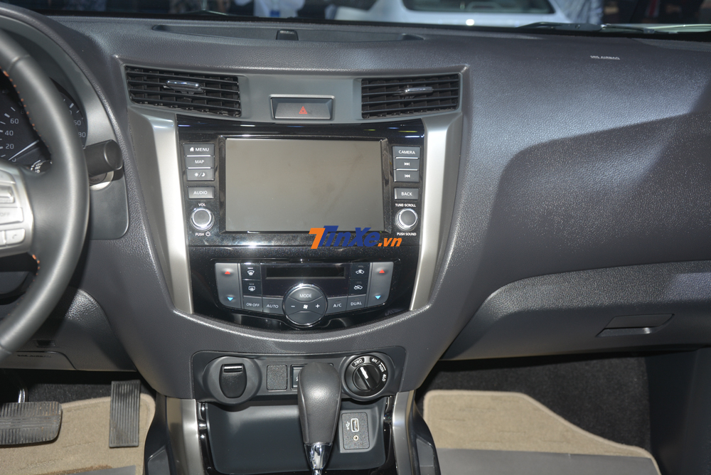 Nissan Navara Black Edition được trang bị hệ thống th&ocirc;ng tin giải tr&iacute; Nissan Connect với m&agrave;n h&igrave;nh cảm ứng 8 inch c&oacute; t&iacute;ch hợp th&ecirc;m kết nối với điện thoại th&ocirc;ng minh qua Android Auto hoặc Apple CarPlay
