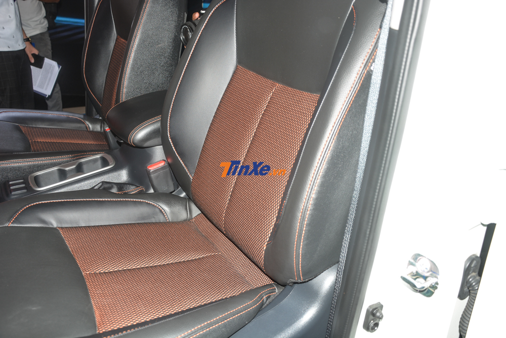 nội thất của Nissan Navara Black Edition đập v&agrave;o mắt người xem ch&iacute;nh l&agrave; phần ghế ngồi da pha nỉ được phối hai m&agrave;u l&agrave; đen v&agrave; cam rất ấn tượng