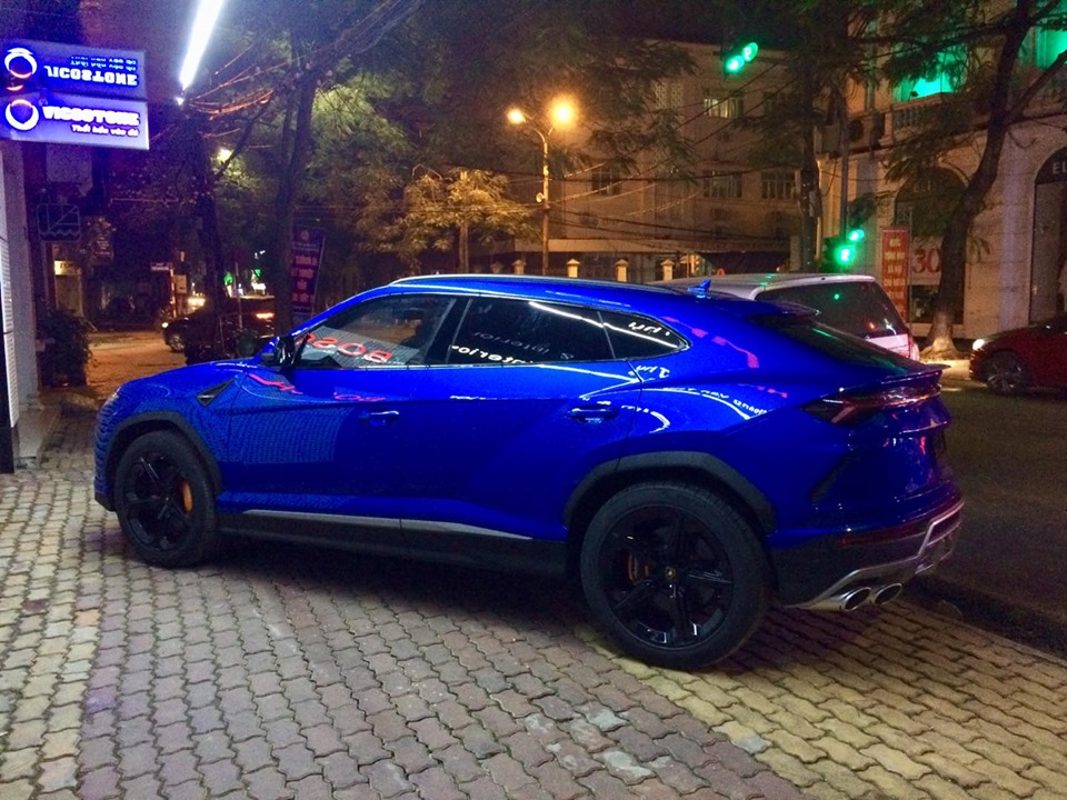 Mẫu siêu SUV Lamborghini Urus thứ 5 về Việt Nam có bộ mâm 5 chấu đơn 21 inch mang tên gọi Alcione với màu sơn Shiny Black
