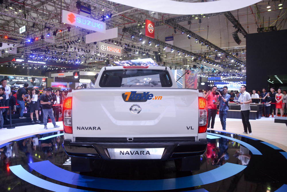C&oacute; thể thấy ngay l&agrave; Nissan Navara bản giới hạn c&oacute; cản va sau sơn m&agrave;u đen nh&aacute;m