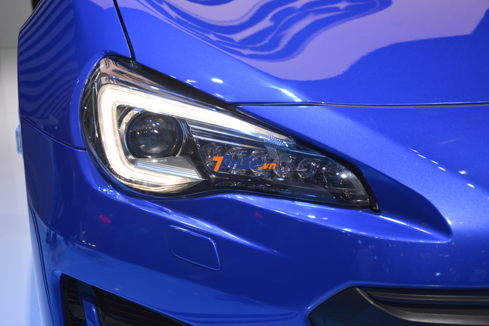 Về diện mạo của Subaru BRZ 2.0 2019 gh&eacute; thăm Việt Nam tại triển l&atilde;m VMS 2019 c&oacute; đ&egrave;n pha LED c&ugrave;ng dải đ&egrave;n LED chiếu s&aacute;ng ban ng&agrave;y