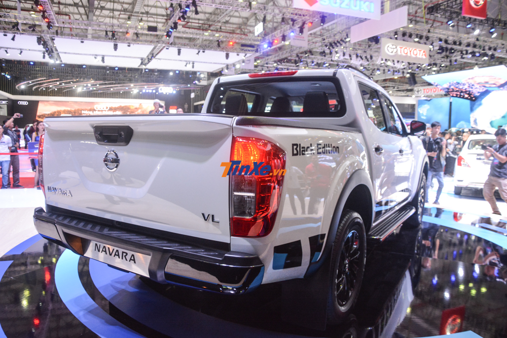 Nissan Navara bản giới hạn c&oacute; th&ecirc;m camera ph&iacute;a sau gắn ngay tay nắm th&ugrave;ng xe, kết hợp c&ugrave;ng camera 2 b&ecirc;n gương chiếu hậu v&agrave; đầu xe tạo n&ecirc;n camera 360 độ cho mẫu xe b&aacute;n tải Nissan Navara Black Edition