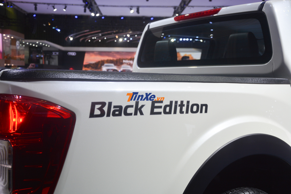 Điểm nhấn cuối c&ugrave;ng b&ecirc;n h&ocirc;ng xe Nissan Navara bản giới hạn ch&iacute;nh l&agrave; bộ tem Black Edition để nhận biết thương hiệu
