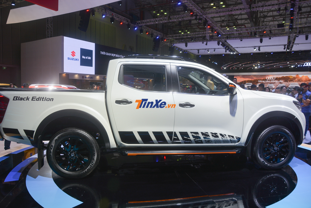 Nissan Navara phi&ecirc;n bản giới hạn c&oacute; ngoại thất sơn m&agrave;u trắng với c&aacute;c điểm nhấn ho&agrave;n th&agrave;nh m&agrave;u cam v&agrave; đen kh&aacute; đối lập v&agrave; ăn &yacute; với nhau