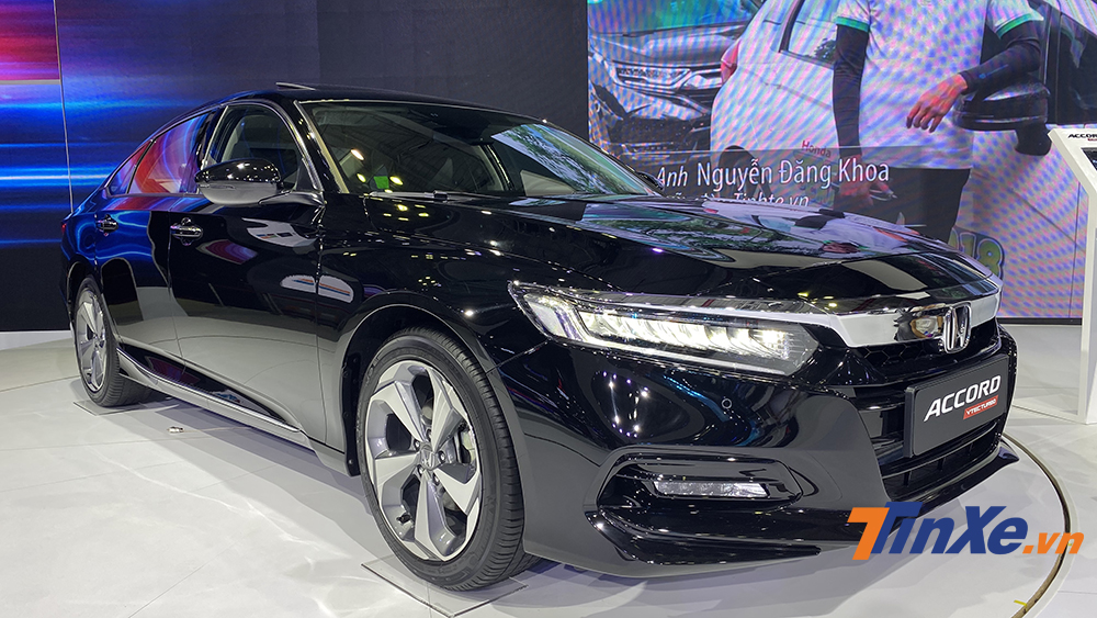 Honda Accord 2020 c&oacute; kiểu d&aacute;ng thể thao hơn c&aacute; t&iacute;nh hơn nhờ c&aacute;c đường g&acirc;n dập nổi v&agrave; phần đu&ocirc;i xe vuốt nhẹ xuống ph&iacute;a sau.