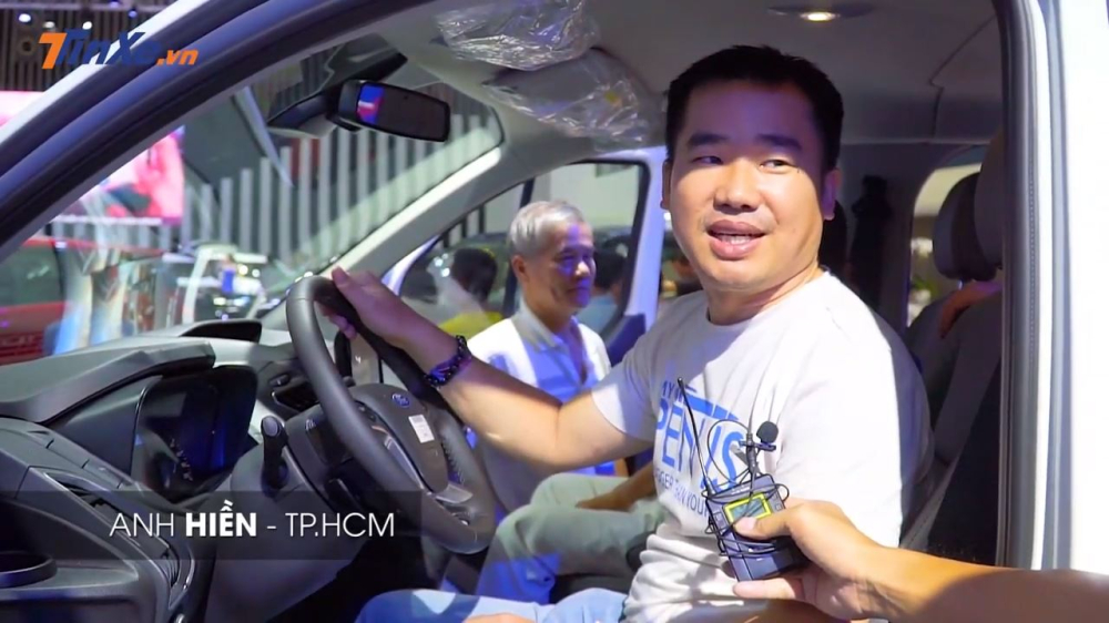 Anh Hiền khá ưng ý thiết kế vị trí lái của Ford Tourneo, cao ráo và có tầm quan sát tốt
