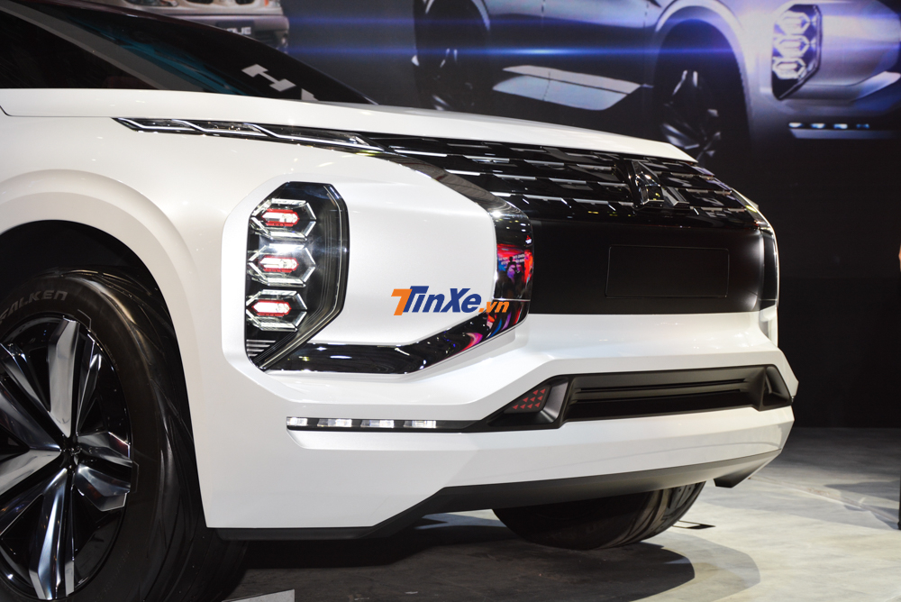Phần đầu xe của Mitsubishi GT-PHEV được thiết kế theo phong c&aacute;ch Dynamic Shield với đ&egrave;n pha LED đặt dọc, ph&iacute;a b&ecirc;n dưới l&agrave; dải đ&egrave;n LED định vị ban ng&agrave;y gồm 4 b&oacute;ng mang x&uacute;c cảm Futuristic
