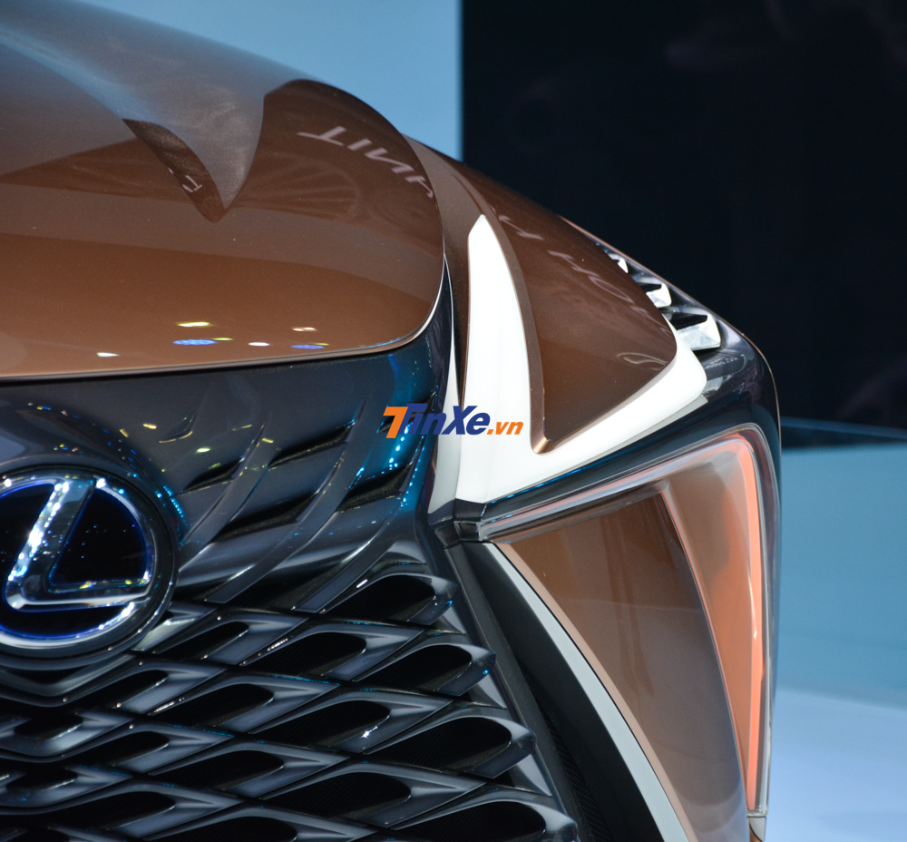 Ch&iacute;nh giữa mặt ca-lăng của Lexus LF-1 Limitless l&agrave; lưới tản nhiệt con suốt quen thuộc nhưng mang thiết kế rất lạ mắt với m&agrave;u đen chủ đạo, tạo n&ecirc;n vẻ cứng c&aacute;p v&agrave; hiện đại.