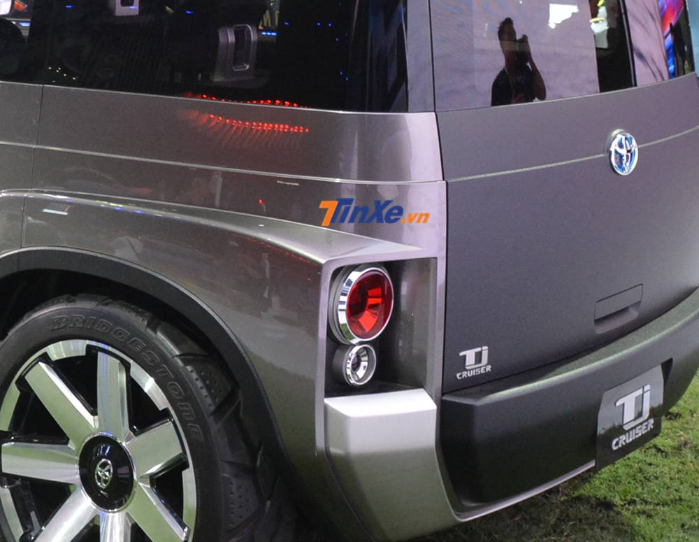 H&atilde;ng Toyota cho biết sẽ trang bị cho TJ Cruiser hệ truyền động hybrid ti&ecirc;n tiến, kết hợp giữa động cơ xăng 2.0L v&agrave; m&ocirc; tơ điện hỗ trợ