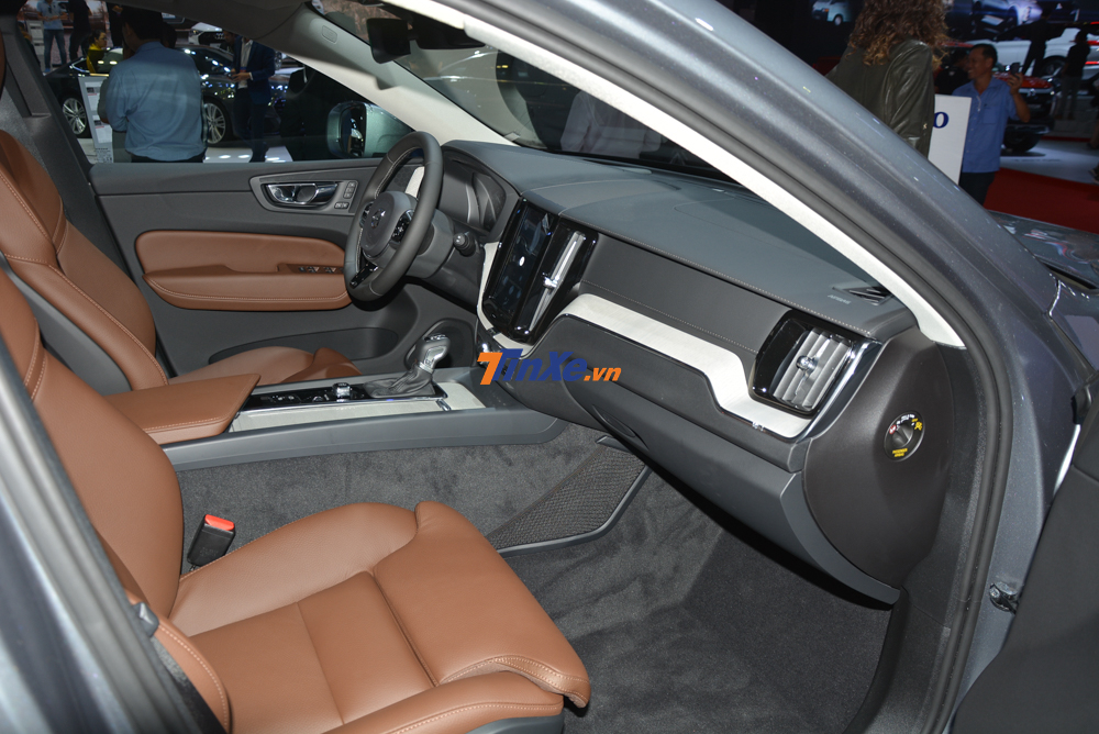 Khoang l&aacute;i của Volvo XC60 thanh lịch v&agrave; sang trọng khi to&agrave;n bộ đều được bọc da Nappa cao cấp, &ecirc;m &aacute;i. Đặc biệt, xe c&oacute; cửa sổ trời to&agrave;n cảnh panorama