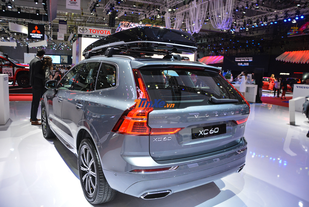 Sự c&oacute; mặt của chiếc Volvo XC60 với th&ugrave;ng đựng đồ tr&ecirc;n n&oacute;c xe phần n&agrave;o cũng g&acirc;y sự ch&uacute; &yacute; cho kh&aacute;ch tham quan tại triển l&atilde;m VMS 2019.