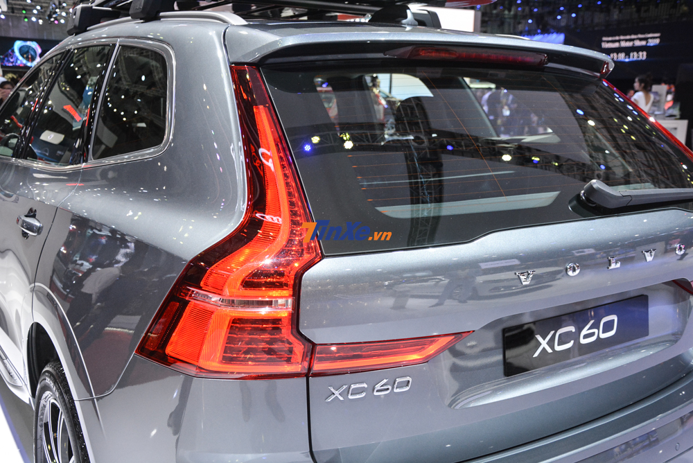 Đu&ocirc;i xe Volvo XC60 2019 tương tự đ&agrave;n anh Volvo XC90 khi c&oacute; đ&egrave;n hậu LED to bản k&eacute;o d&agrave;i, đi k&egrave;m l&agrave; hai ống xả cỡ lớn mạ cr&ocirc;m b&oacute;ng lo&aacute;ng kh&aacute; nổi bật