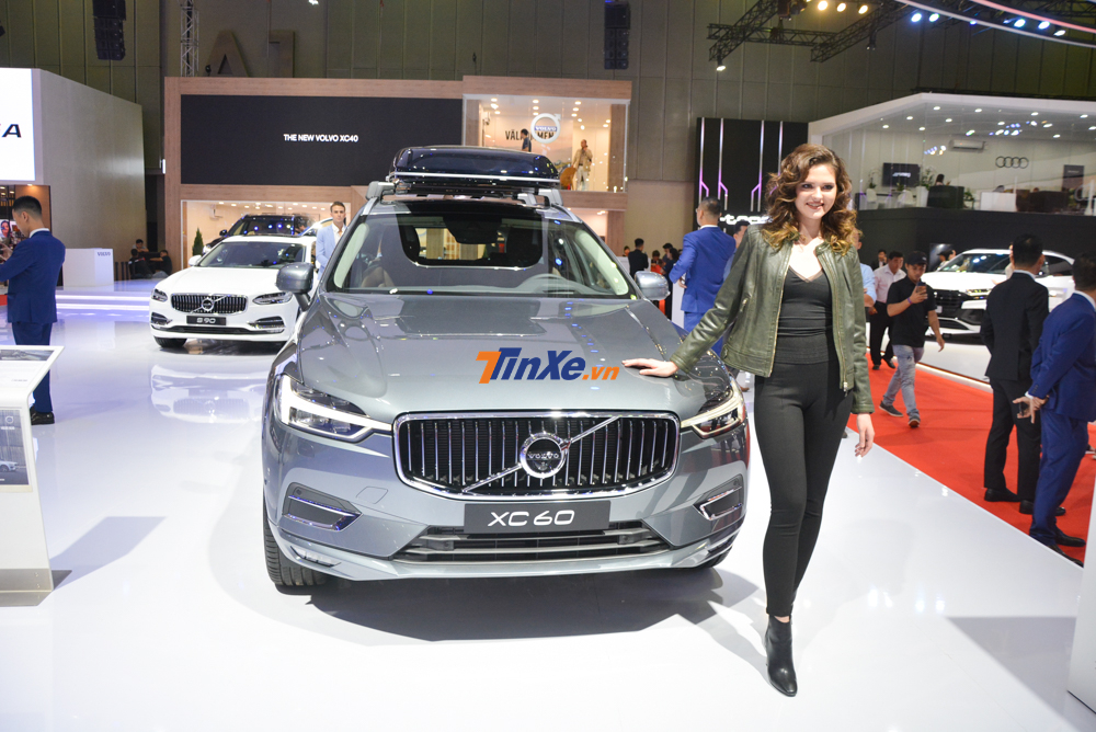 Volvo XC60 2019 sở hữu diện mạo ho&agrave;n to&agrave;n mới với lưới tản nhiệt c&oacute; thiết kế cơ bắp hơn bao gồm c&aacute;c thanh nan dọc sơn đen hoặc mạ cr&ocirc;m v&agrave; ch&iacute;nh giữa l&agrave; logo đặc trưng Volvo