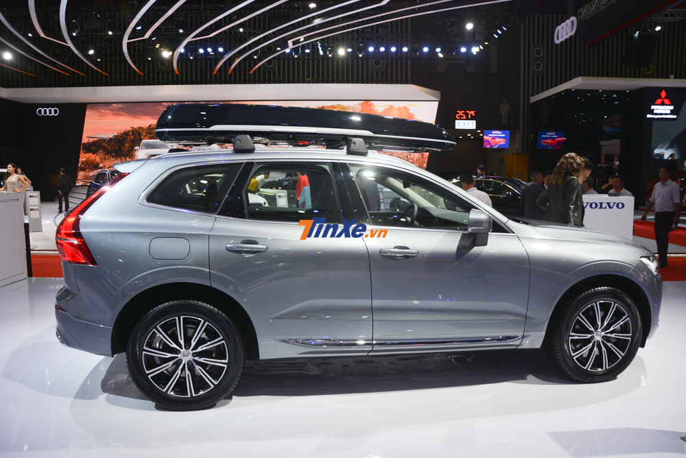 Nh&igrave;n từ b&ecirc;n h&ocirc;ng xe c&oacute; thể thấy ngoại h&igrave;nh của Volvo XC60 kh&aacute; ngầu khi lắp th&ecirc;m th&ugrave;ng đựng đồ tr&ecirc;n n&oacute;c xe