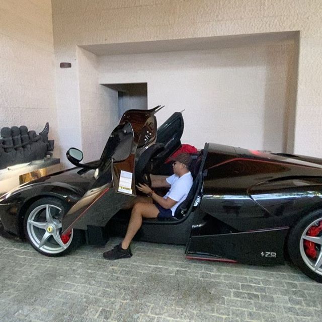 Đại gia sở hữu Ferrari LaFerrari Coupe mang biển số tứ qu&yacute; 7 của Campuchia ngồi trong khoang l&aacute;i của si&ecirc;u xe mui trần Ferrari LaFerrari Aperta
