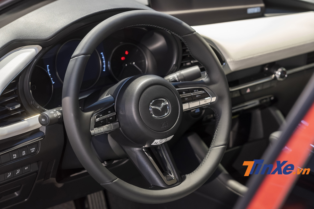 V&ocirc;-lăng tr&ecirc;n Mazda3 2020 thanh mảnh hơn nhưng vẫn đầy đủ c&aacute;c n&uacute;t bấm chức năng.