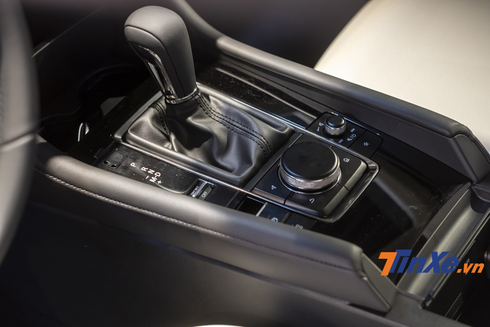 Bệ điều khiển trung t&acirc;m d&agrave;y dặn hơn v&agrave; th&ecirc;m t&iacute;nh năng Auto Hold.