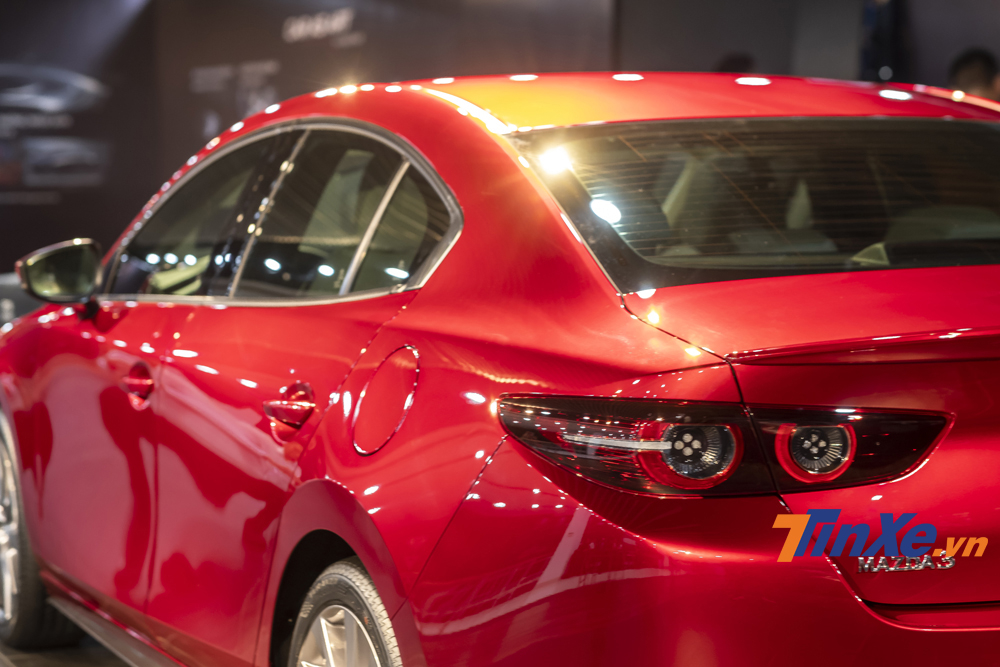 Đ&egrave;n hậu ph&iacute;a sau Mazda3 2020 cũng được thiết kế tinh tế hơn.