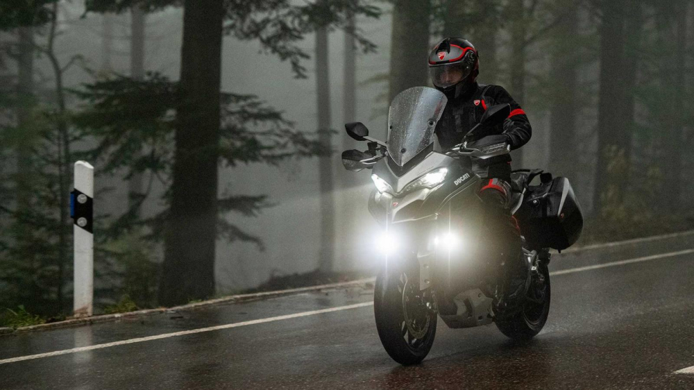 Đ&egrave;n ph&aacute; sương, sưởi tay, y&ecirc;n Touring v&agrave; t&uacute;i h&ocirc;ng l&agrave; c&aacute;c trang bị bổ sung tr&ecirc;n xe