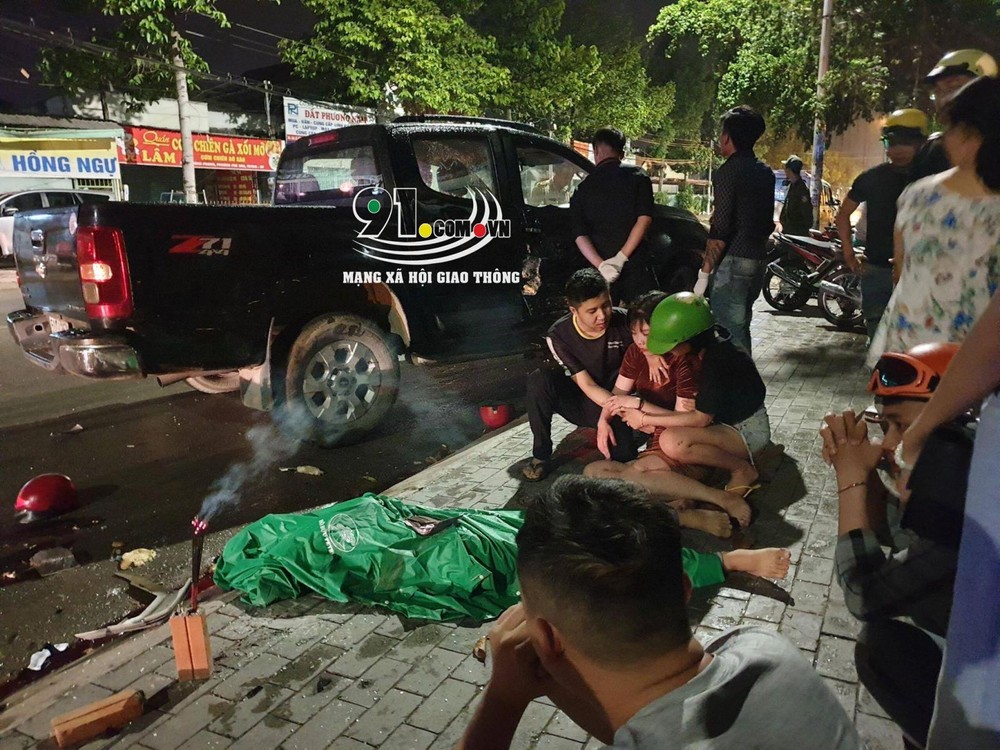 Người nh&agrave; g&agrave;o kh&oacute;c b&ecirc;n thi thể nạn nh&acirc;n