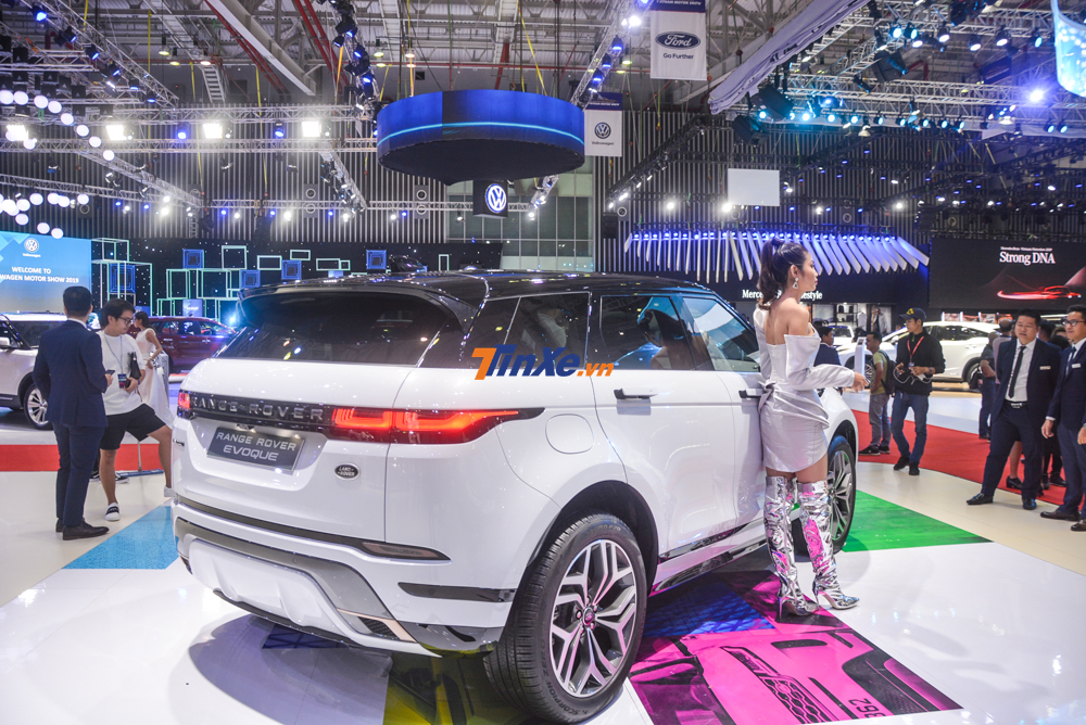 Như vậy, 1 trong 5 chiếc Range Rover Evoque First Edition 2020 tại thị trường Việt Nam đã lộ diện với nước sơn màu trắng đi kèm nóc xe sơn đen